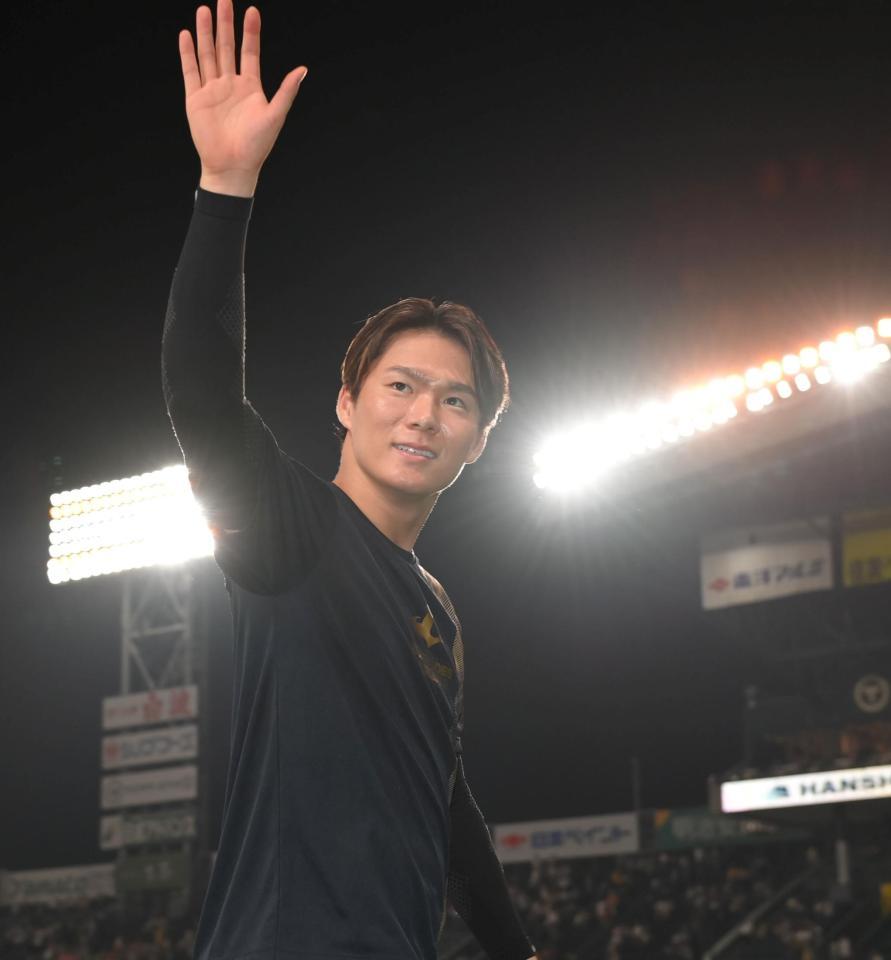 　ヒーローインタビューを終え、スタンドに向かって手を振る山本（撮影・高部洋祐）