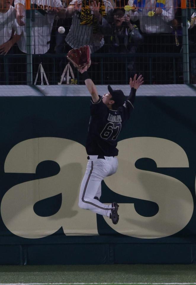 　９回、大山の打球を中川圭が好捕する（撮影・坂部計介）