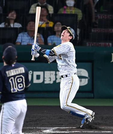 　オリックス・山本（１８）の前に三飛に倒れる阪神・近本＝１３日