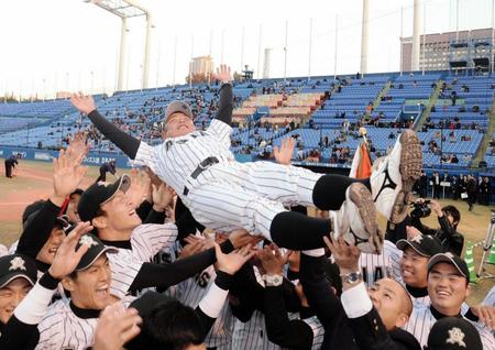 　２０１３年、明治神宮大会で優勝し胴上げされる亜大・生田勉監督