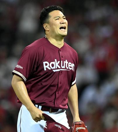 　３回、広島打線を無失点に抑え、声を張り上げながらベンチへ戻る田中将（撮影・田中太一）