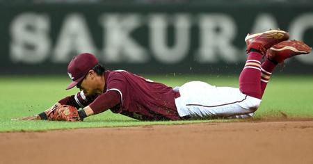　５回、野間の打球に飛びついて好捕する山崎（撮影・田中太一）