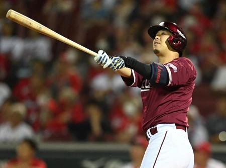 　９回、同点ソロを放つ浅村（撮影・田中太一）