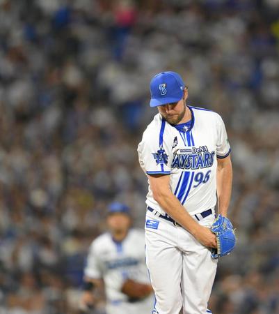 　６回、アルカンタラから空振り三振を奪い、ソードパフォーマンスをするバウアー（撮影・伊藤笙子）