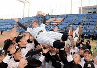 　２０１３年、明治神宮大会で優勝し胴上げされる亜大・生田勉監督