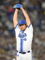 　６回、アルカンタラから空振り三振を奪い、ソードパフォーマンスをするバウアー（撮影・伊藤笙子）