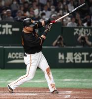 巨人・中田翔が通算1500安打達成！弟子の秋広が記念ボード