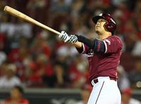 　９回、同点ソロを放つ浅村（撮影・田中太一）