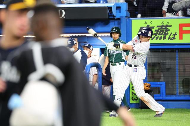 【写真】悩める主砲　試合が終了したのにベンチ前で素振りする村上