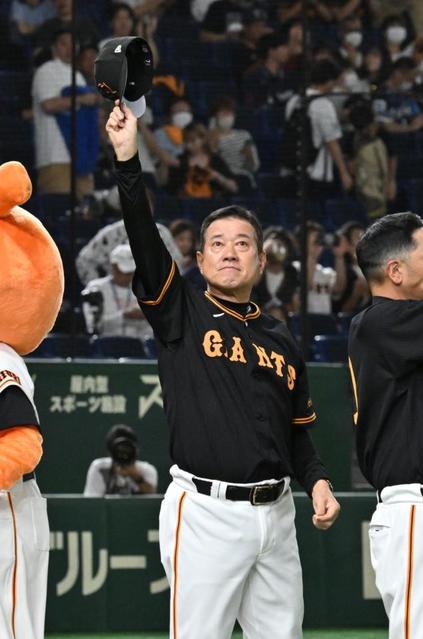 【写真】ファンの声援に帽子を取って応える原監督