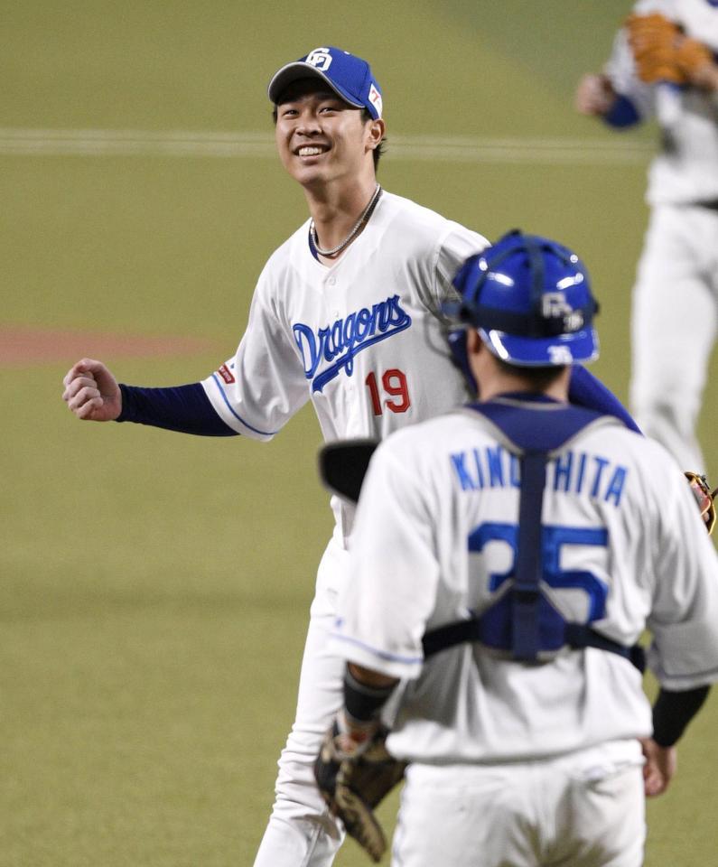 　プロ初完封で２勝目を挙げ笑顔の高橋宏