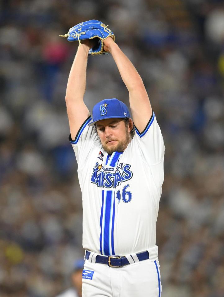 　６回、アルカンタラから空振り三振を奪い、ソードパフォーマンスをするバウアー（撮影・伊藤笙子）