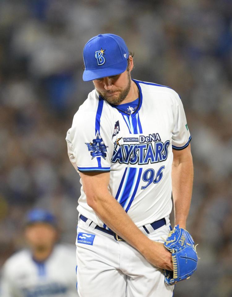 　６回、アルカンタラから空振り三振を奪い、ソードパフォーマンスをするバウアー（撮影・伊藤笙子）