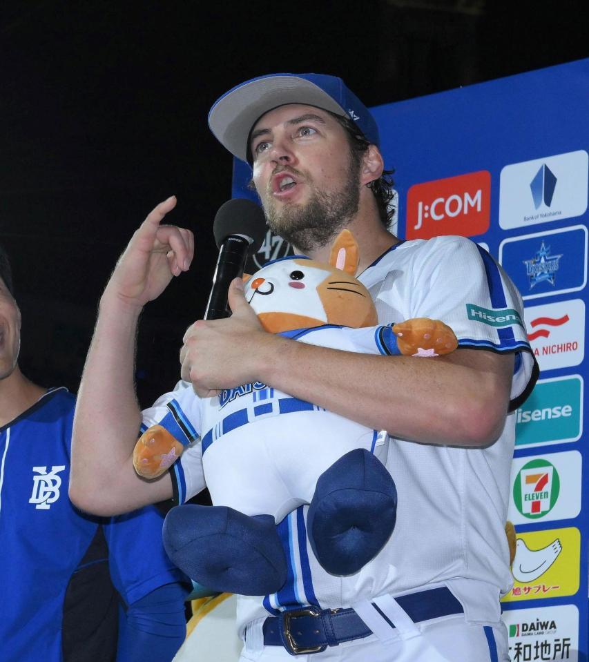 　お立ち台で「ヨコハマサイコウチョウ！」と叫ぶバウアー（撮影・伊藤笙子）