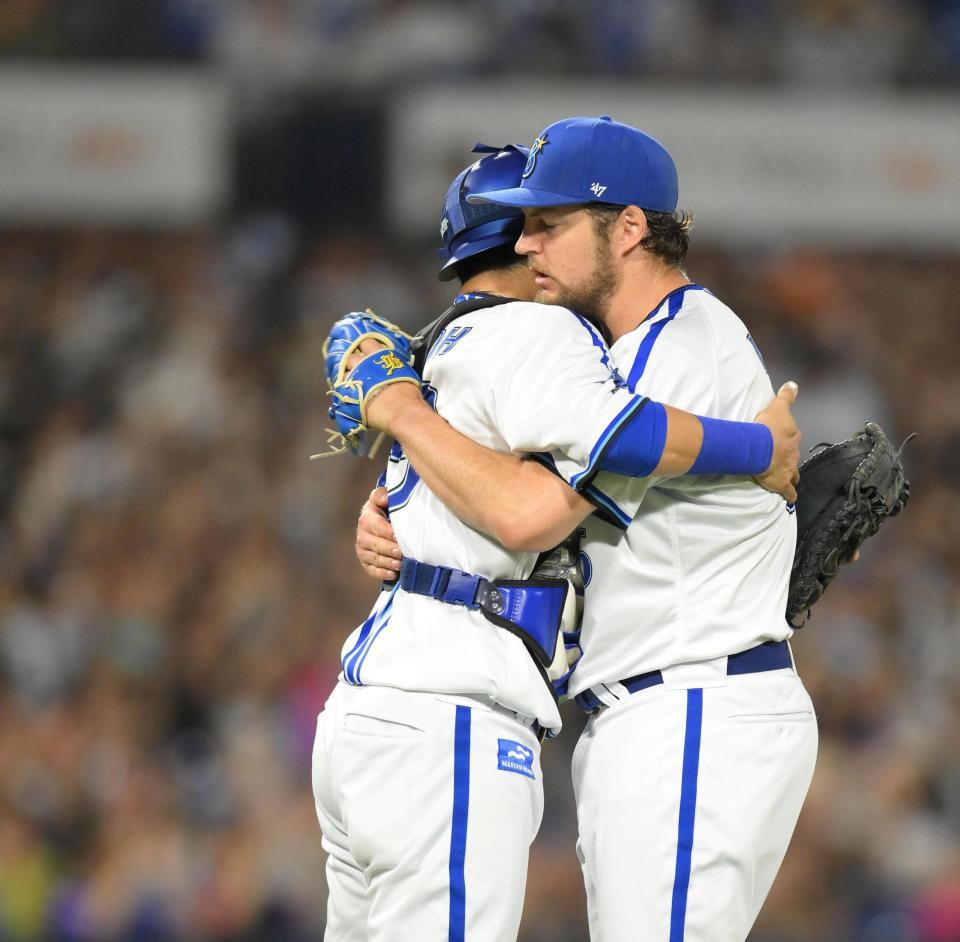 　来日初完投勝利を収め、捕手の伊藤（左）と抱き合うバウアー（撮影・伊藤笙子）