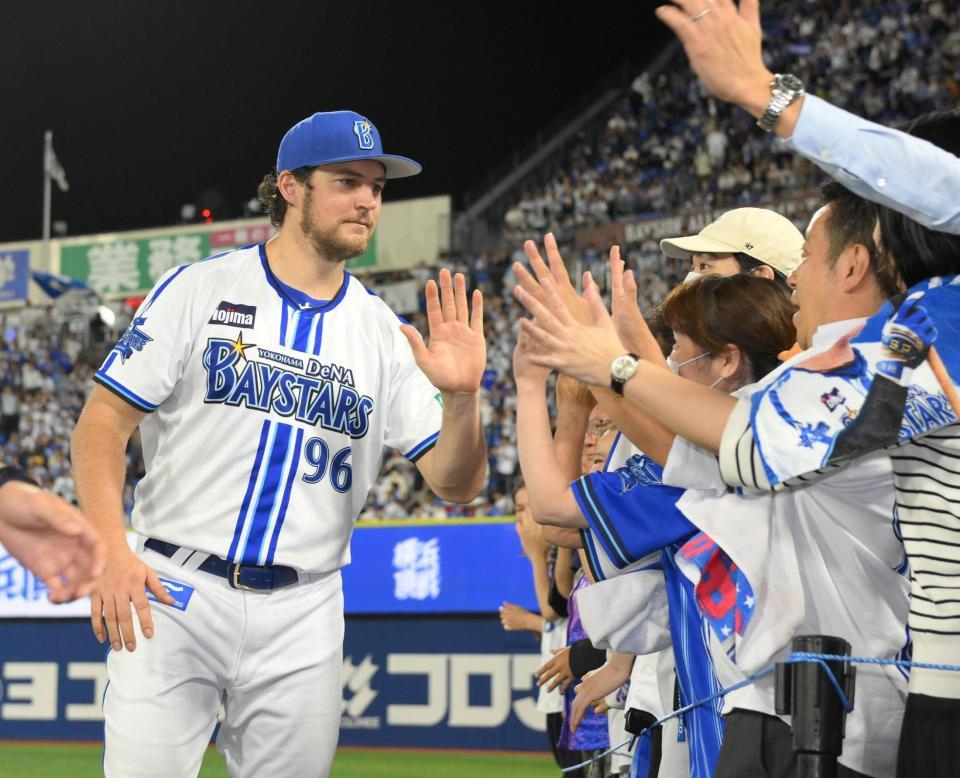 　試合後、ファンとハイタッチするバウアー（撮影・伊藤笙子）