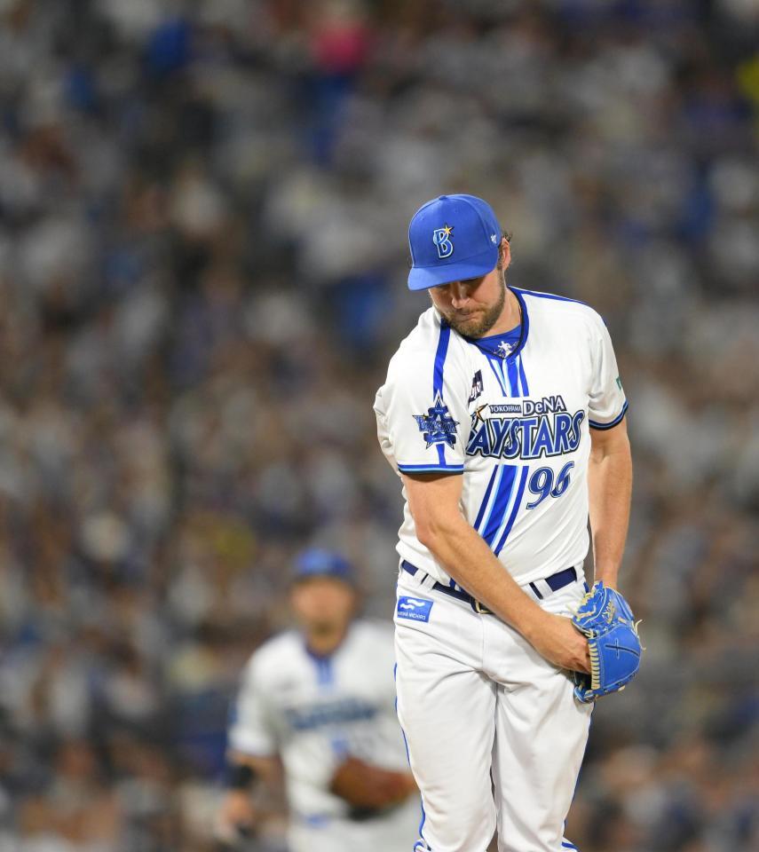 　６回、アルカンタラから空振り三振を奪い、ソードパフォーマンスをするバウアー（撮影・伊藤笙子）