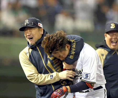 　９回、サヨナラ２ランを放った紅林をヘッドロックで手荒く祝福する中嶋監督＝５月２４日
