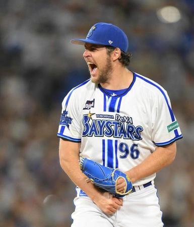 　９回、加藤豪から見逃し三振を奪い、雄たけびを上げるバウアー