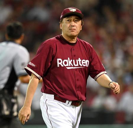 　７回、投手交代を告げベンチへ戻る石井監督（撮影・田中太一）