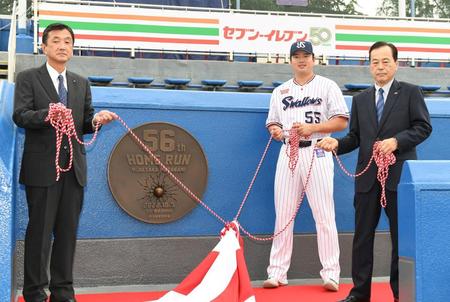 　除幕式を行った（左から）石井拓藏神宮外苑苑長、村上、林田哲哉球団社長（撮影・三好信也）