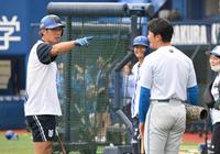 　試合前、談笑する大田（左）と清宮（撮影・伊藤笙子）