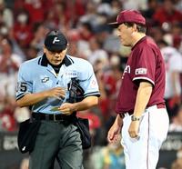 　６回、広島に勝ち越され、審判に選手交代を告げる石井監督（右）