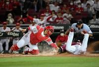 　７回、鈴木大の右飛で三走・浅村が本塁を突くがタッチアウト