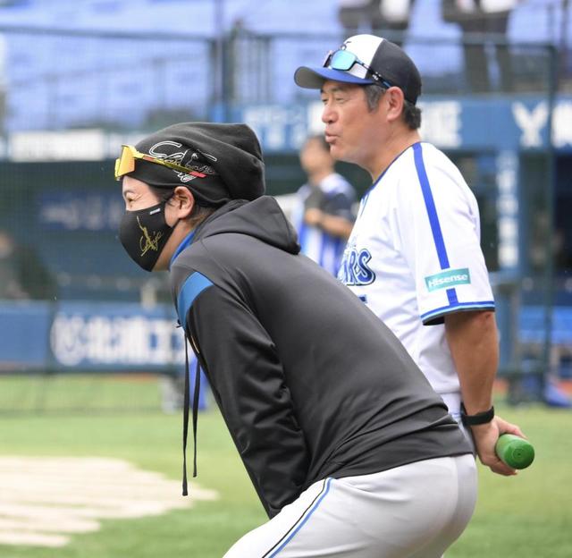 【写真】試合前に談笑する清宮と大田　周りのみんなも大笑い