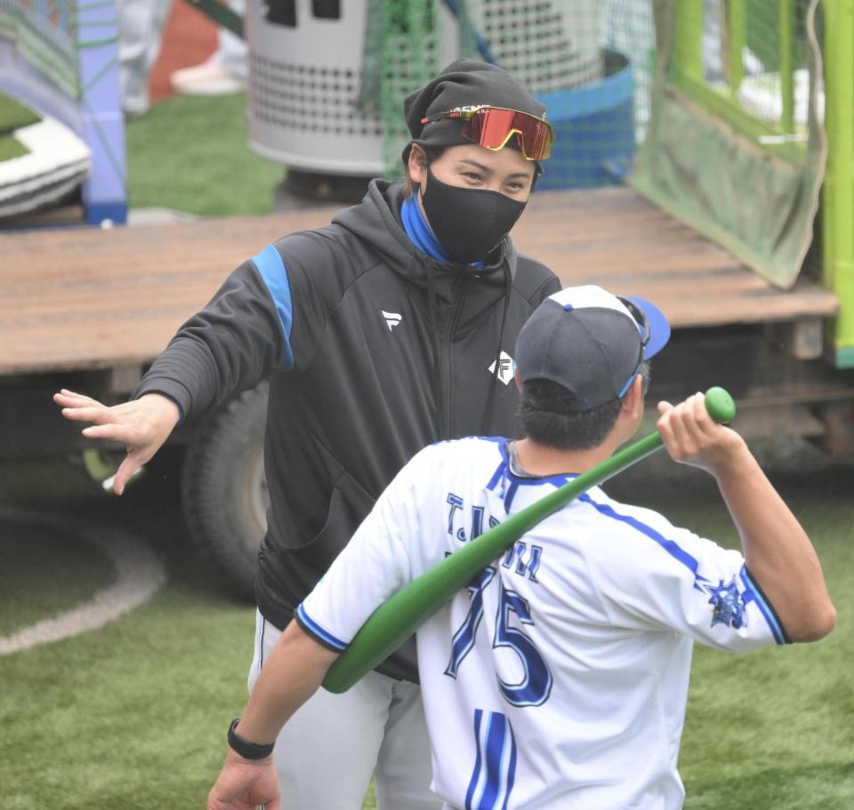 　試合前、石井コーチ（手前）と談笑する新庄監督（撮影・伊藤笙子）