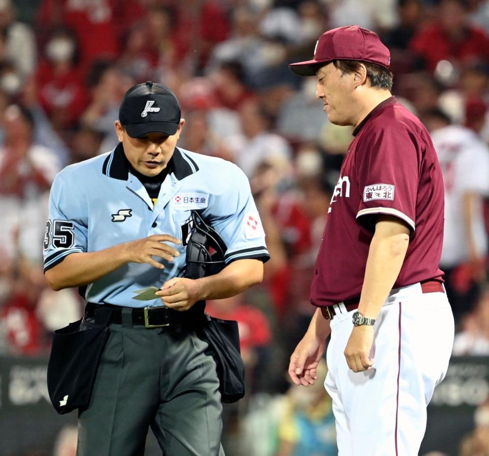 　６回、広島に勝ち越され、審判に選手交代を告げる石井監督（右）