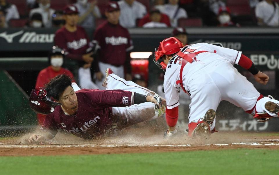 　７回、鈴木大の右飛で三走・浅村が本塁を突くがタッチアウト