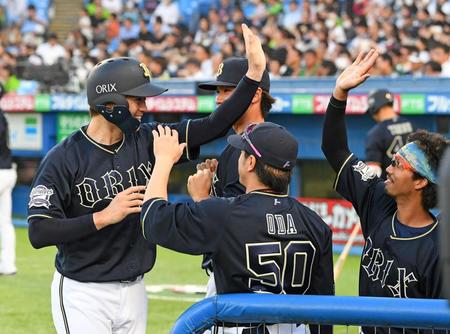 　２回、ゴンザレスの右前適時打で生還し出迎えに笑顔を見せる山﨑福（撮影・三好信也）