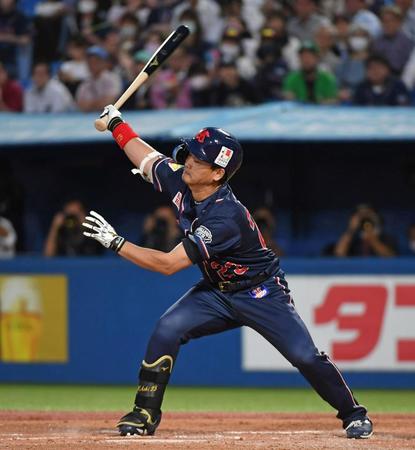 　３回、チャンスに空振りの三振に倒れる青木（撮影・三好信也）