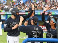 　２回、ゴンザレスの右前適時打で生還し出迎えに笑顔を見せる山﨑福（撮影・三好信也）