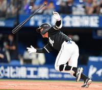 ８回ロッテ２死満塁、中前２点適時打を放つ田村龍弘＝横浜スタジアム（撮影・開出牧）