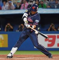 　３回、チャンスに空振りの三振に倒れる村上（撮影・三好信也）