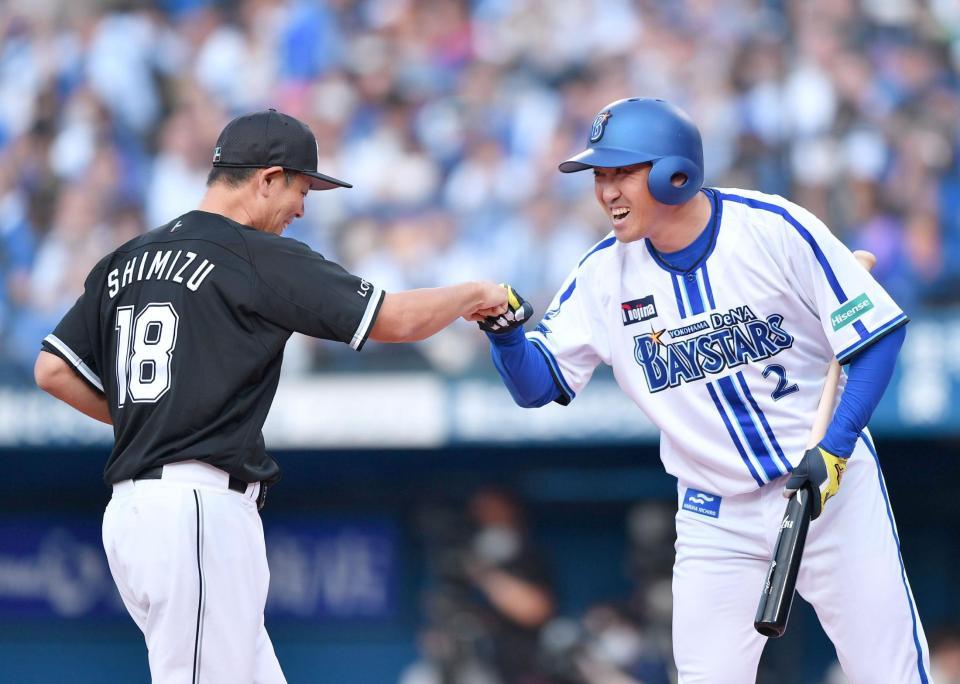 　一打席対決を終えグータッチを交わす内川氏（右）と清水氏（撮影・開出牧）