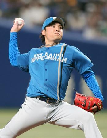 　中日戦に先発し、力投する伊藤