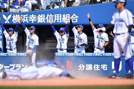 　３回、佐野が左越えに走者一掃の先制適時二塁打を放ち、ベンチでバンザイするＤｅＮＡナイン。手前はヘッドスライディングで生還した蝦名（撮影・開出牧）
