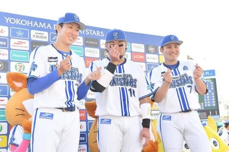 ロッテに圧勝しポーズを決めるＤｅＮＡの（左から）大貫晋一、戸柱恭孝、佐野恵太＝横浜スタジアム（撮影・開出牧）