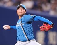 　中日戦に先発し、力投する伊藤