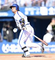 　７回、打球が三塁ベースに当たる内野安打を放つ宮崎（撮影・開出牧）