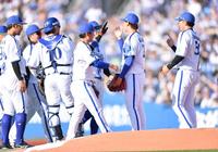 　ロッテに圧勝しタッチを交わすＤｅＮＡナイン（撮影・開出牧）