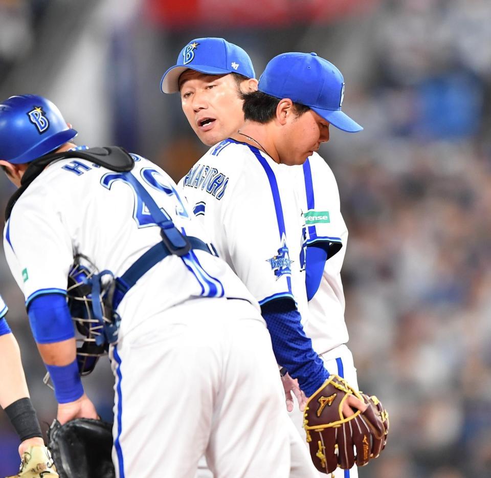 　５回途中で降板した先発・浜口（中央）。後方は自らマウンドへ行き交代を命じた三浦監督（撮影・開出牧）