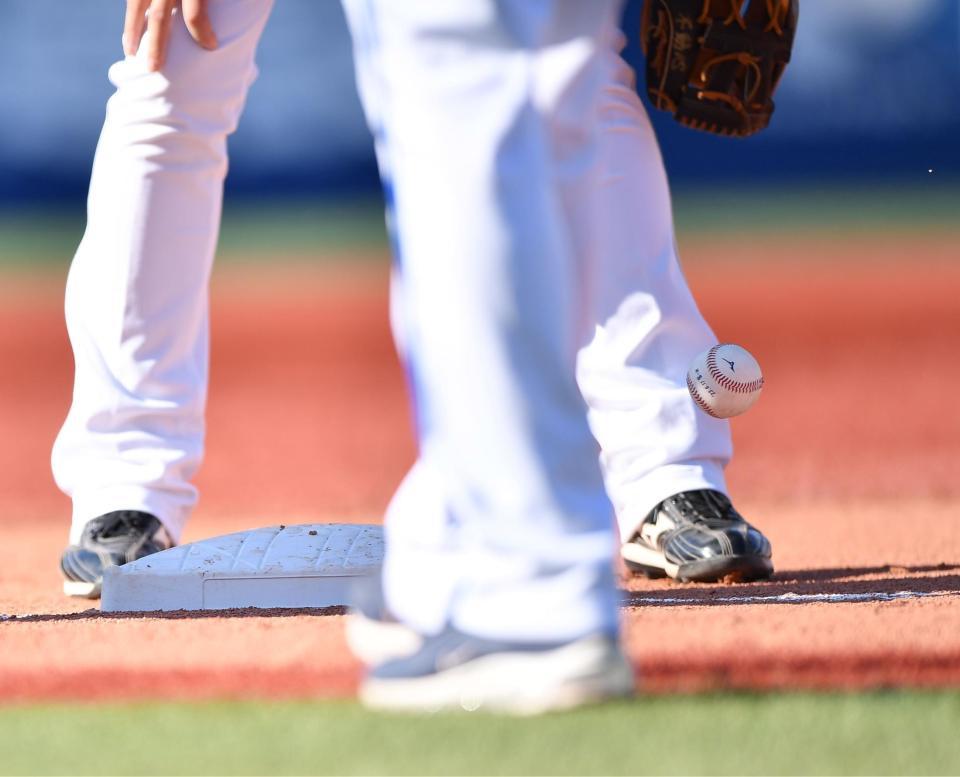 　７回、宮崎のフェアかファウルかきわどい打球が三塁ベースに当たり内野安打となる（撮影・開出牧）