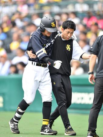 　３回、自打球を受け、ベンチに戻る牧原大（左）＝撮影・中田匡峻