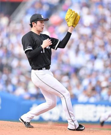 　５回、京田の打球を好捕する佐々木朗（撮影・開出牧）