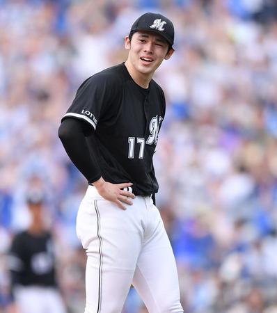 　６回、宮崎に右越え２ランを打たれ苦笑いの佐々木朗（撮影・開出牧）