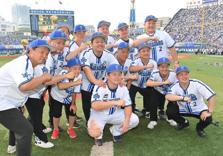 　そっくりさんとポーズを決める牧（中央）＝撮影・西岡正